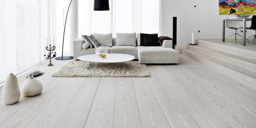 Dřevěné podlahy jsou stále oblíbené, ale i umělé mají své plusy - masivní dřevěné podlahy